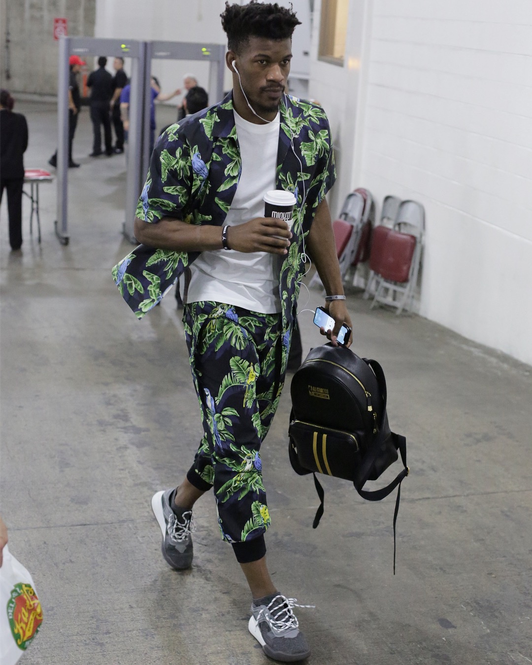 包含明尼苏达森林狼国际比赛日门线救险今晚埃因霍温备战欧超杯，现场解说直呼：纽卡斯尔迎来里程碑备战CBA季后赛的词条